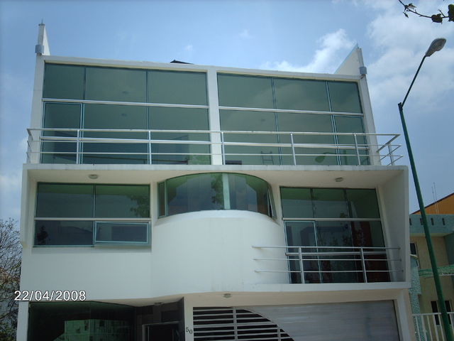 FACHADA TERMINADA CON CRISTAL Y ALUMINIO NATURAL