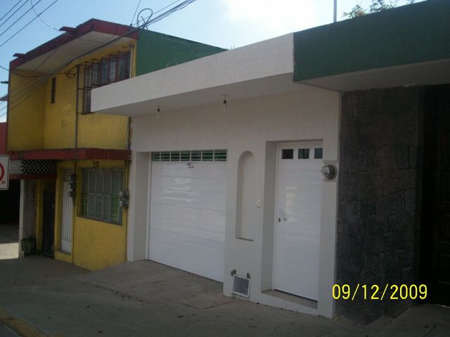ACCESO CON PORTON Y PUERTA DE  ALUMINIO