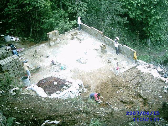 CONSTRUCION EN AREA MUY ACCIDENTADA CON CIMENTACION PROFUNDA