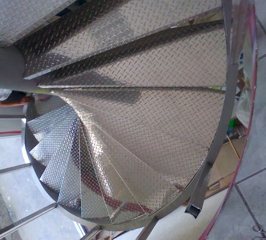 ESCALERA FORRADA CON ALUMINIO ANTIDERRAPANTE