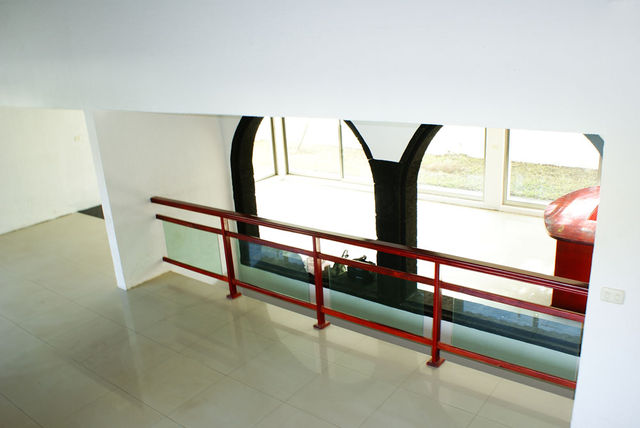 BARANDAL EN MADERA CON CRISTAL