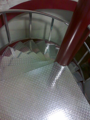 ESCALERA TERMINADA CON BARANDAL DE ALUMINIO